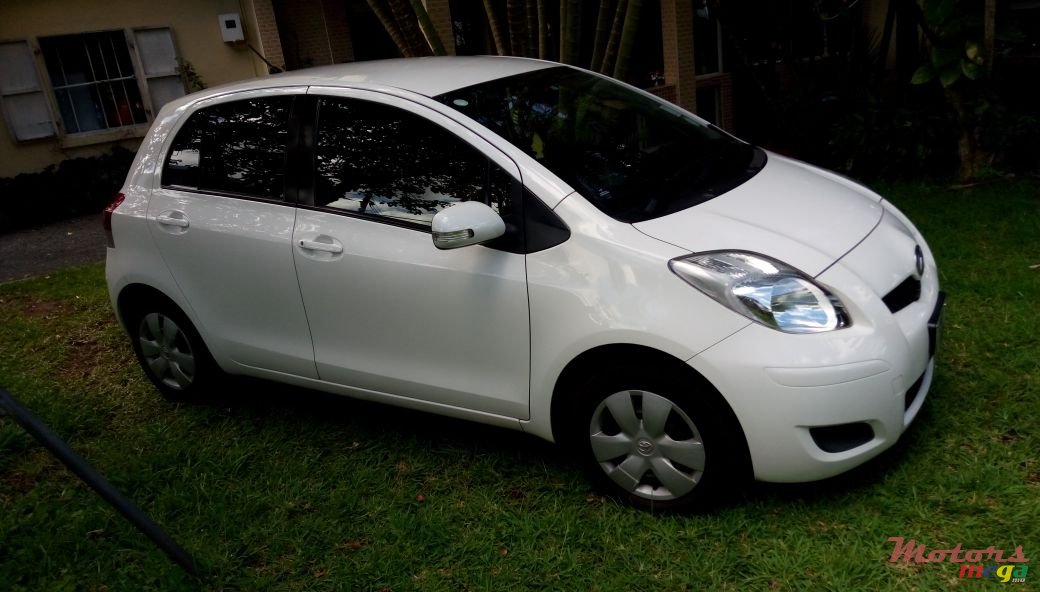 2008' Toyota Vitz photo #3