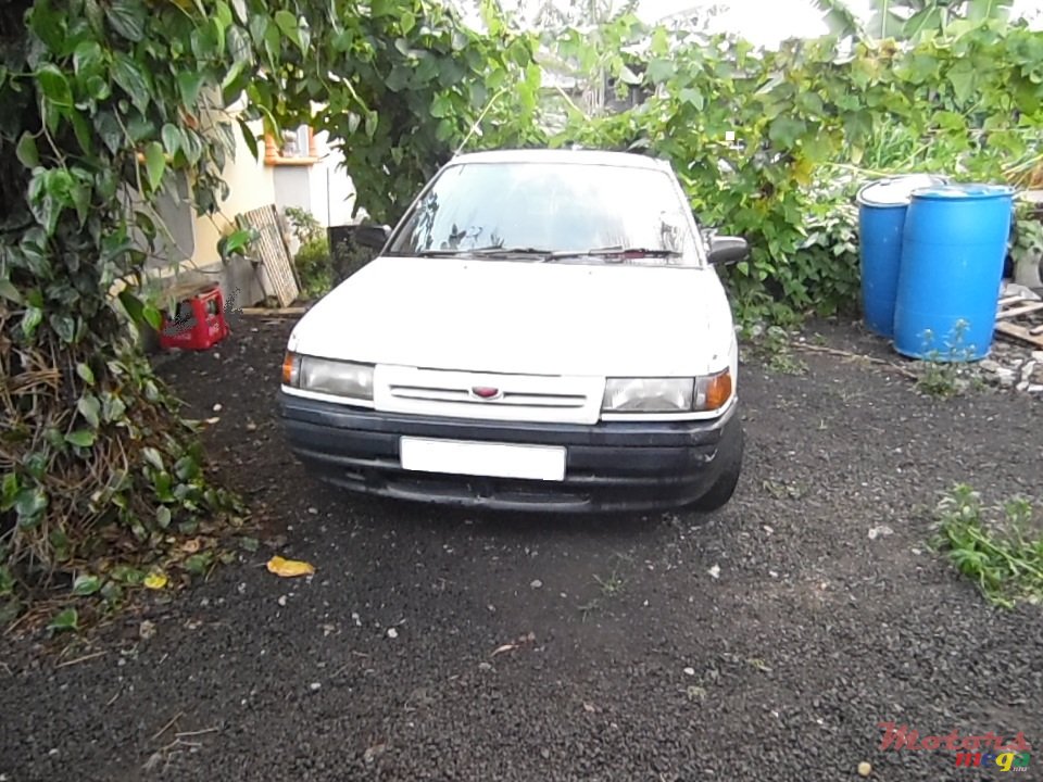 1989' Mazda 323 photo #1