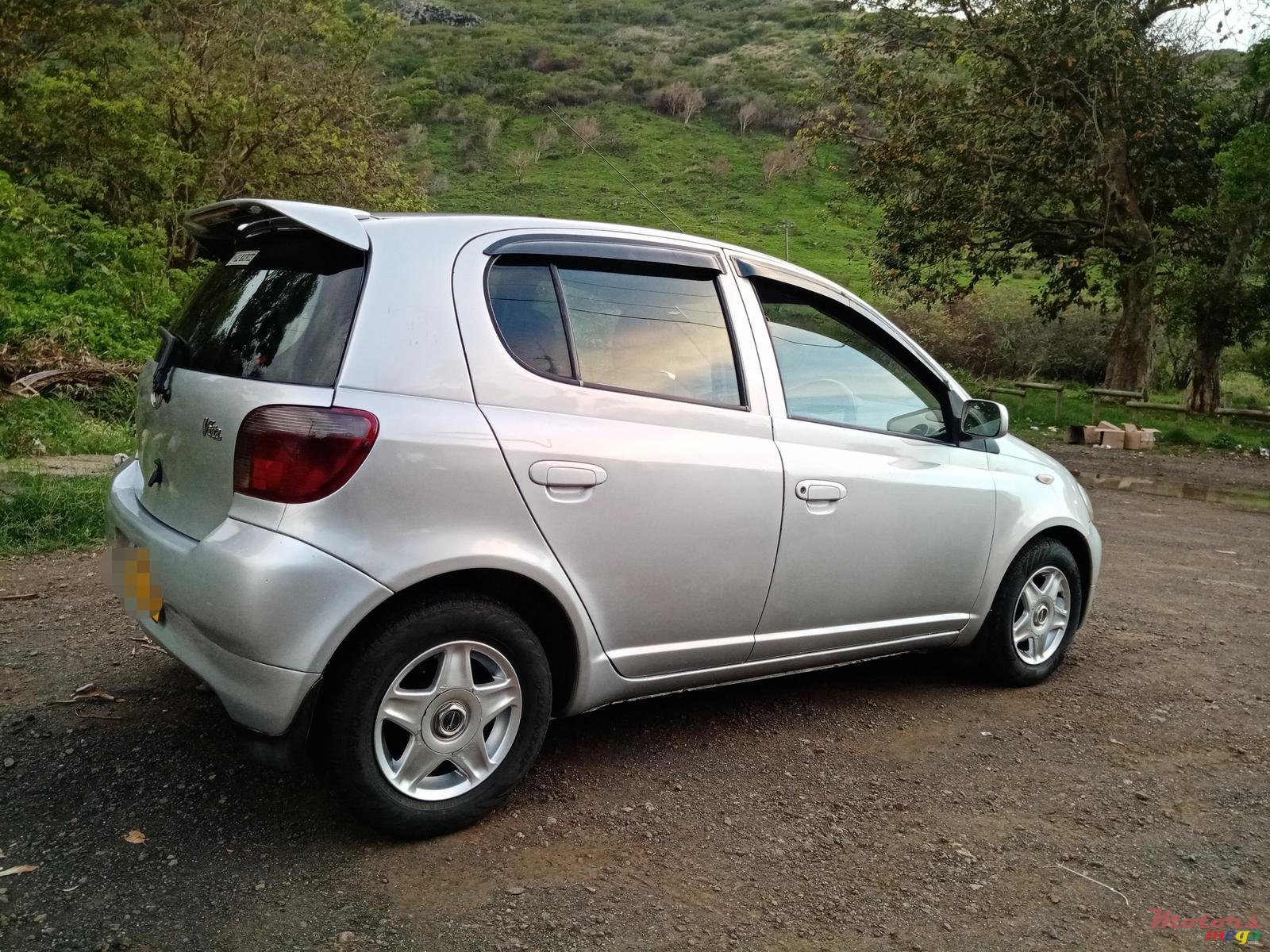 1999' Toyota Vitz photo #2