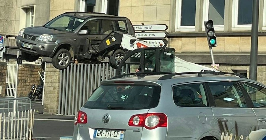 Il transporte son SUV sur un chariot élévateur en plein centre-ville !