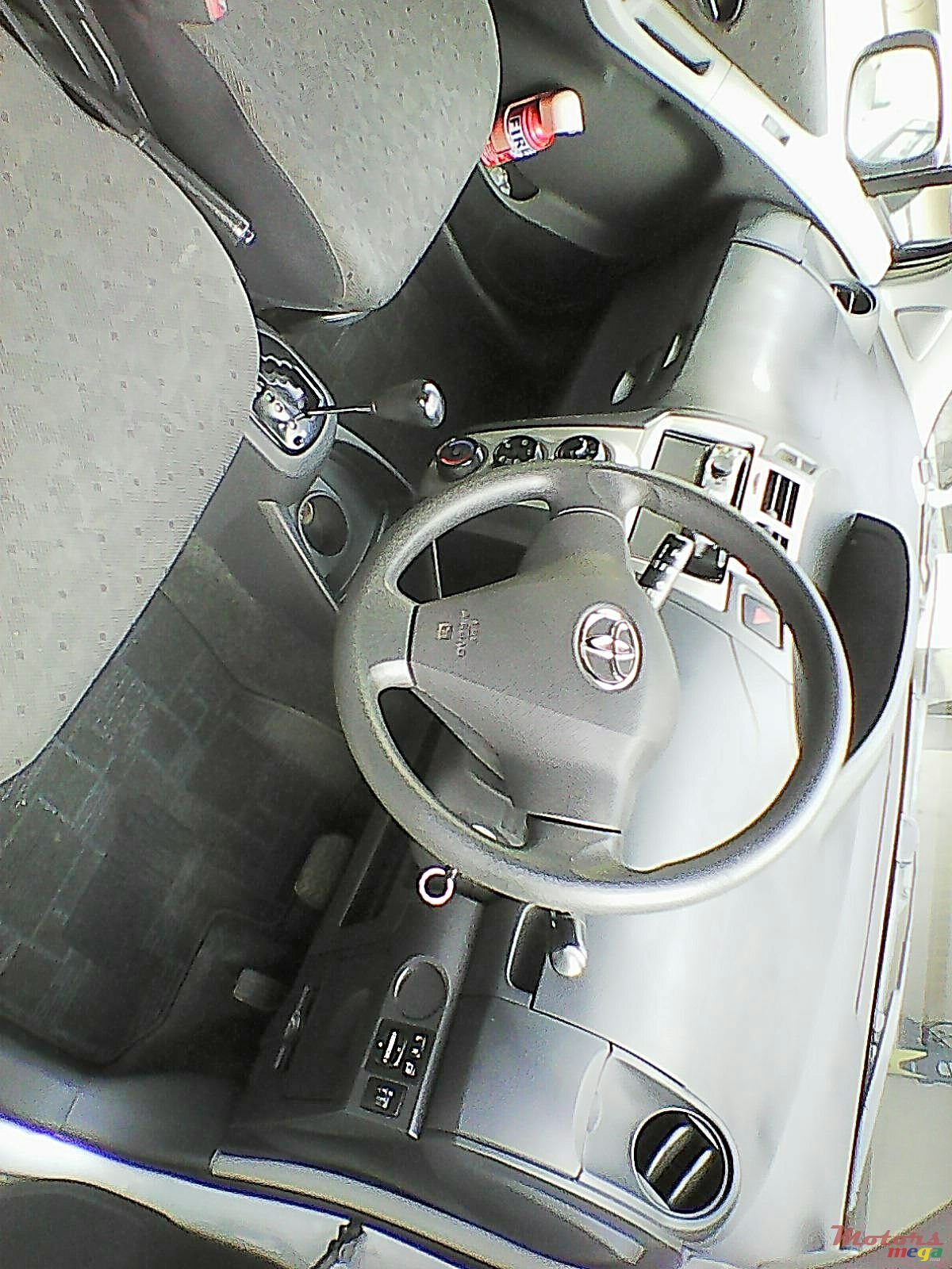 2008' Toyota Vitz photo #3