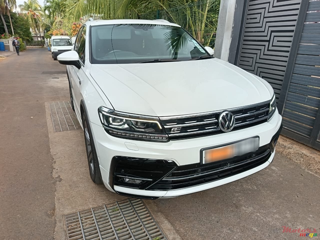 2018' Volkswagen Tiguan R line photo #1