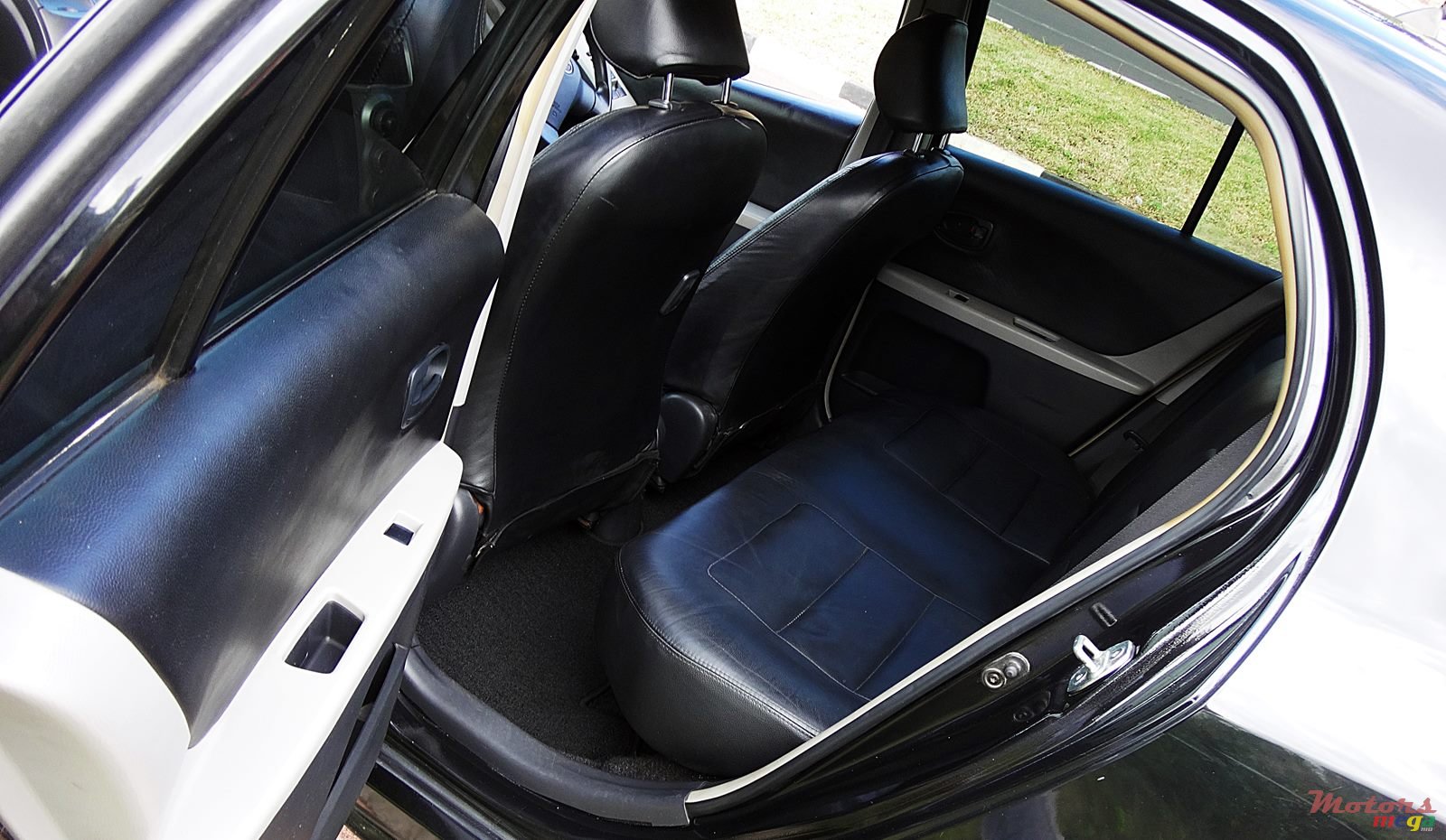 2005' Toyota Vitz photo #6