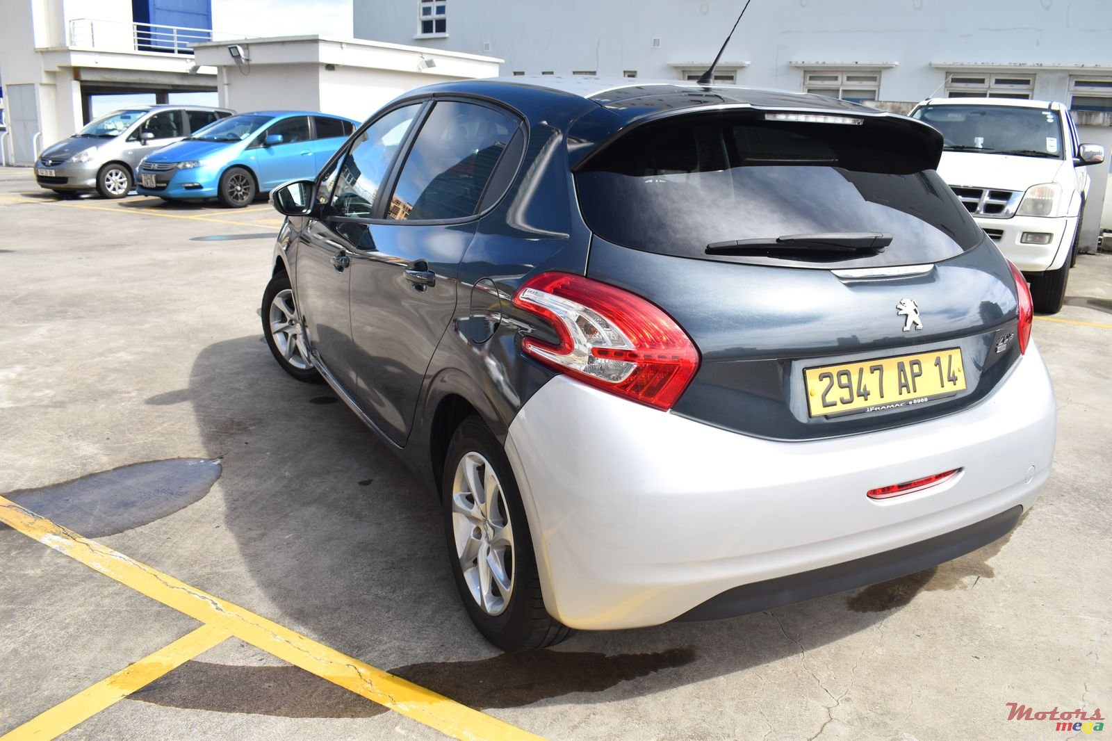 2014' Peugeot 208 HDI 1.4 automatique photo #3