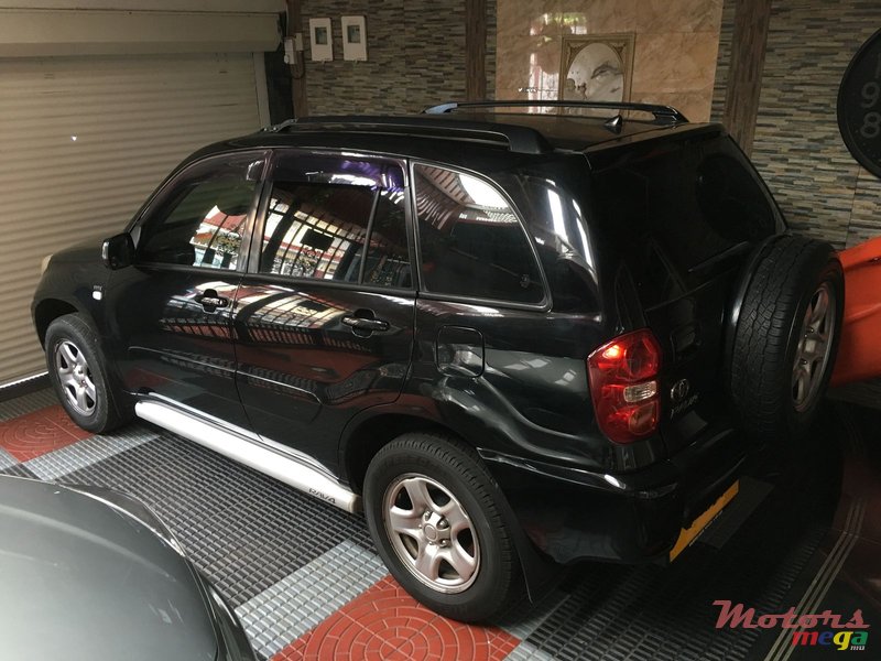 2005' Toyota RAV4 photo #1