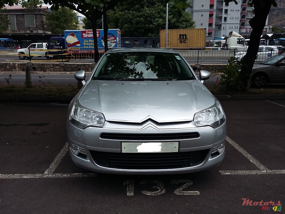 2010' Citroen C5 photo #2