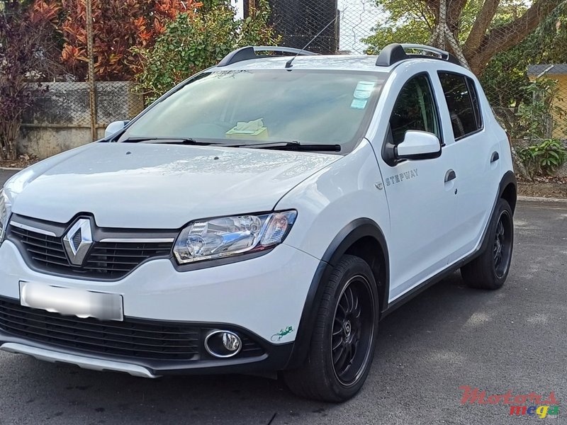 2014' Renault Sandero photo #2