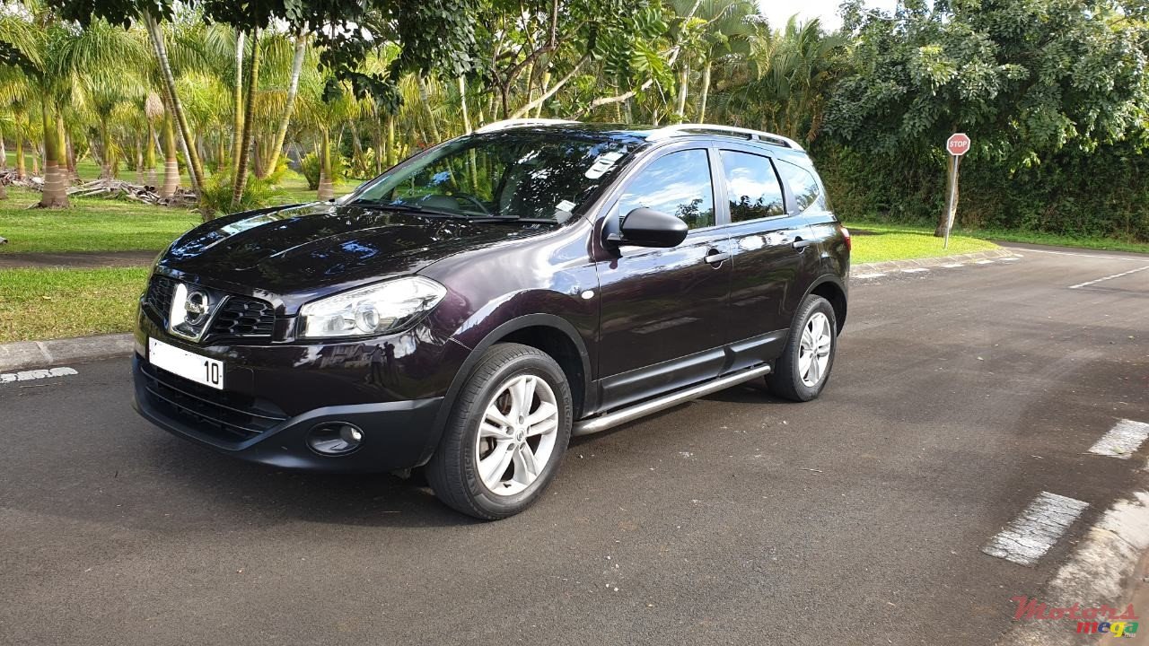 2010' Nissan Qashqai+2 photo #1