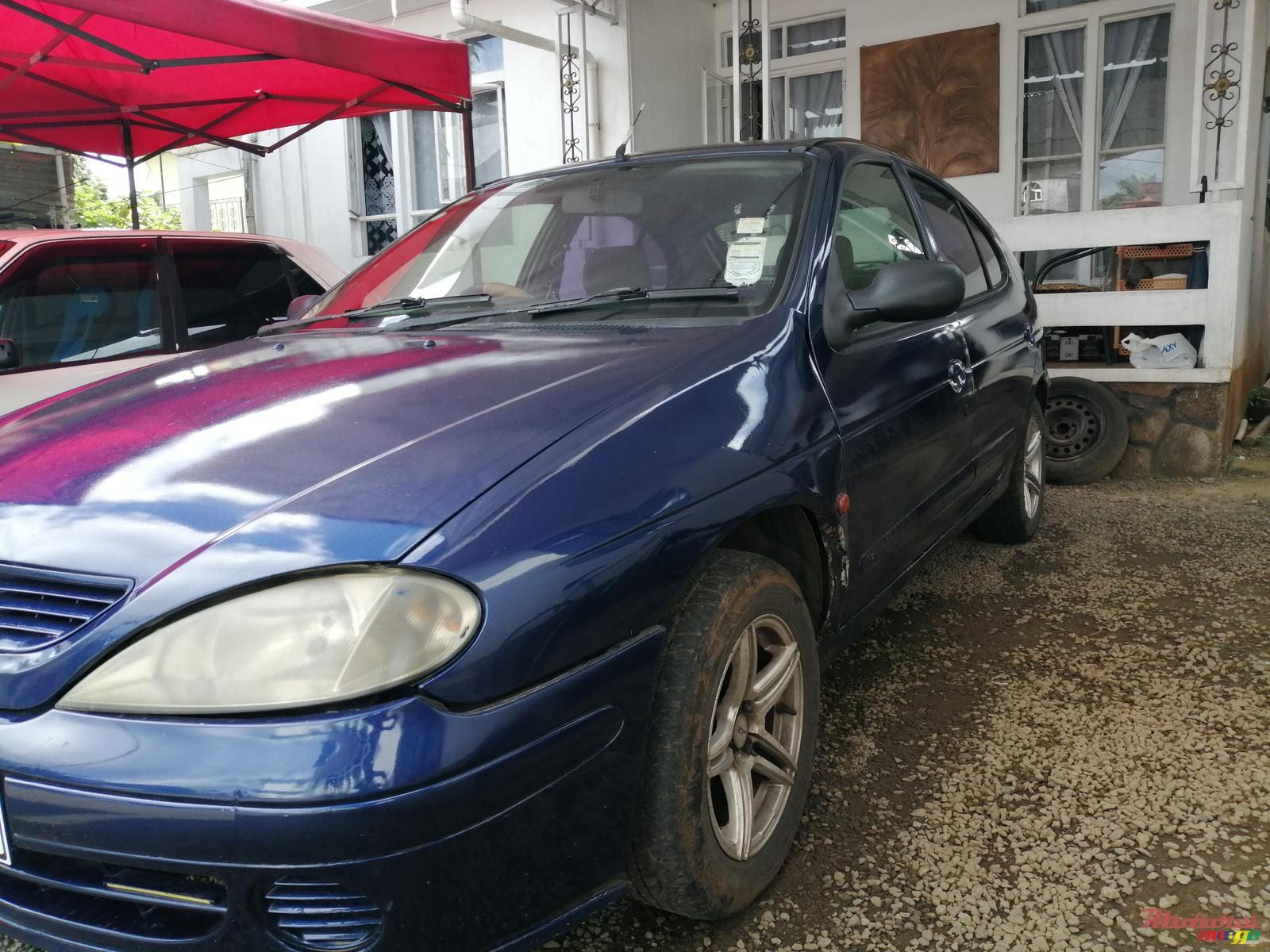 2001' Renault Megane photo #2