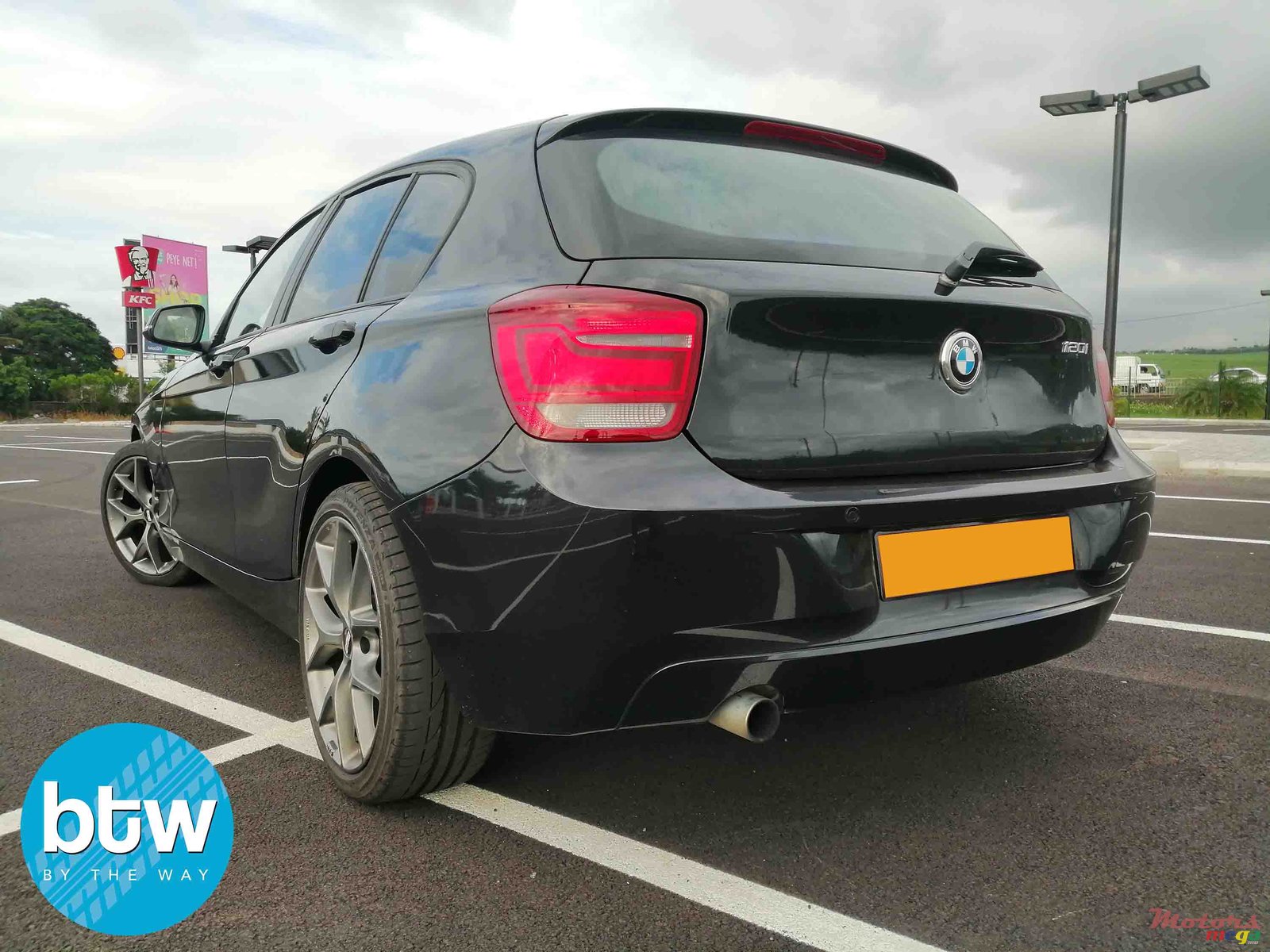 2012' BMW 1 Series 118i photo #2