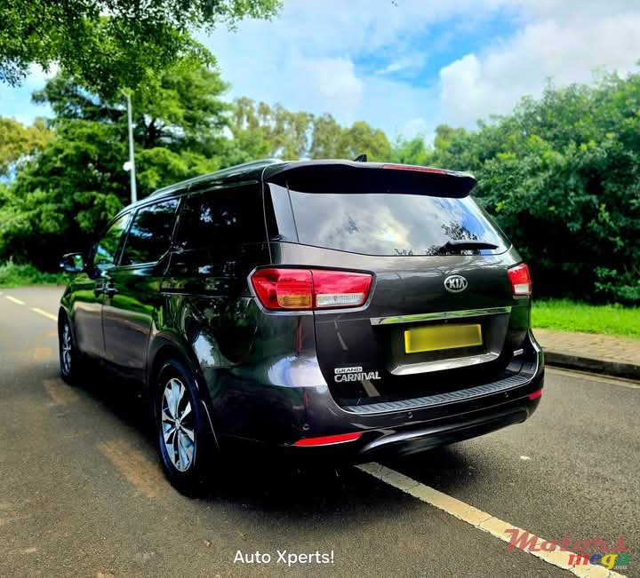 2017' Kia Carnival photo #3