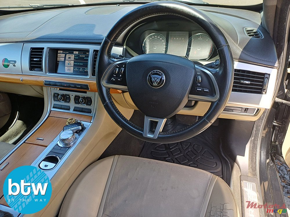 2014' Jaguar XF photo #7