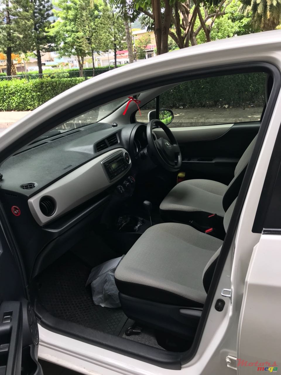 2012' Toyota Vitz photo #5