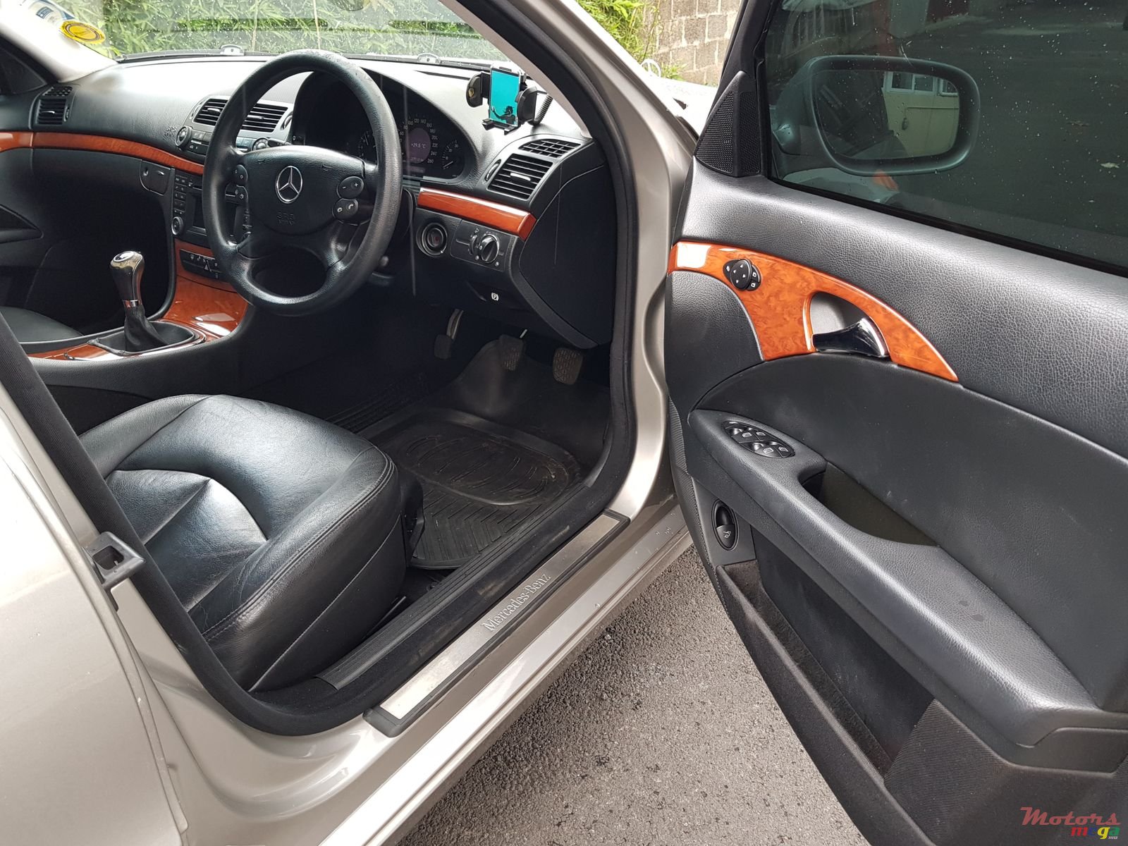 2010' Mercedes-Benz E 200 photo #7