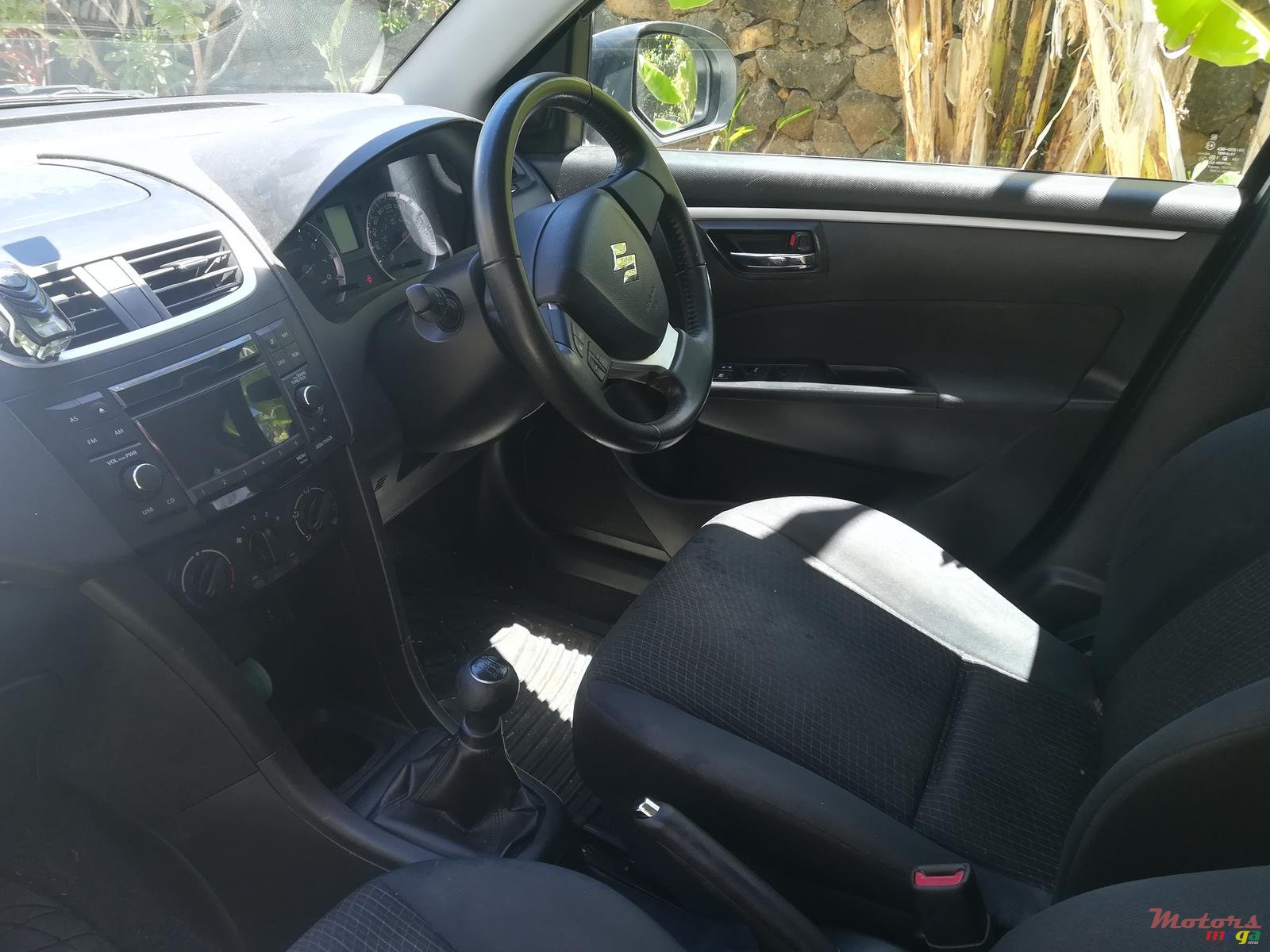 2015' Suzuki Swift photo #3