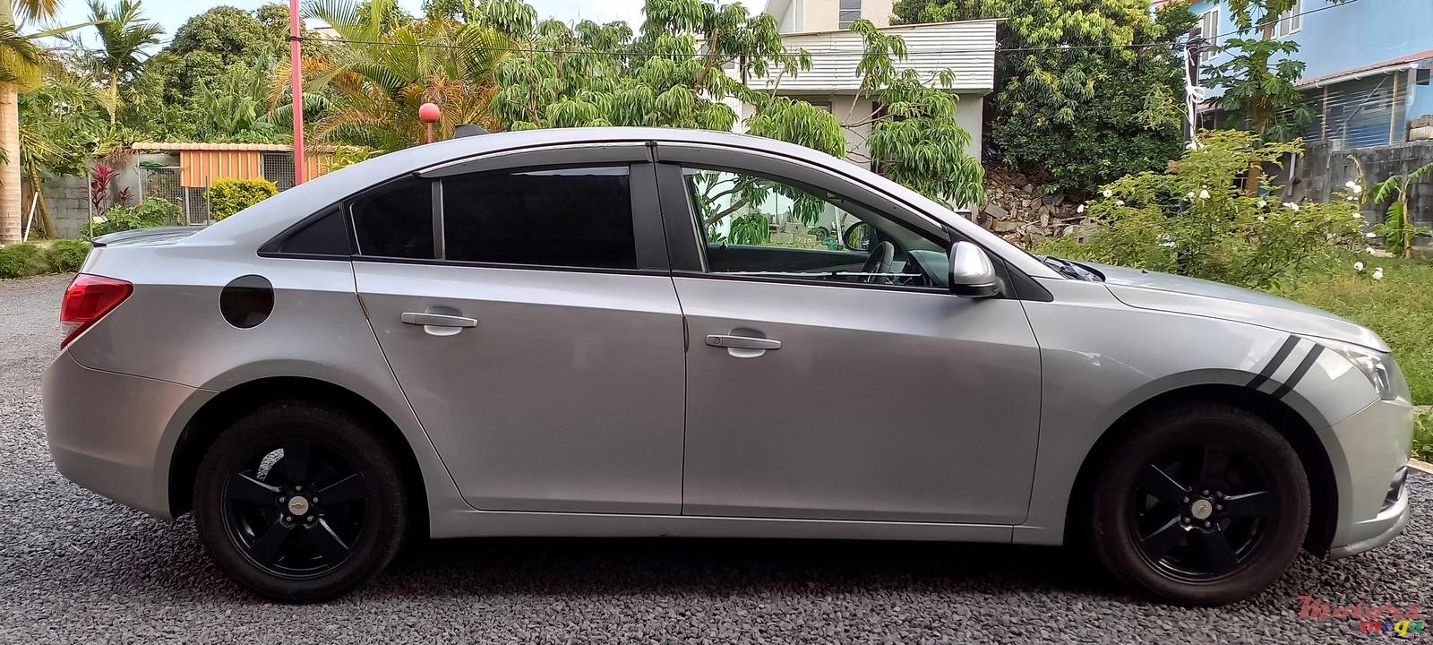 2010' Chevrolet Cruze LS photo #3