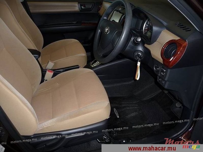 2012' Toyota Corolla Axio photo #5