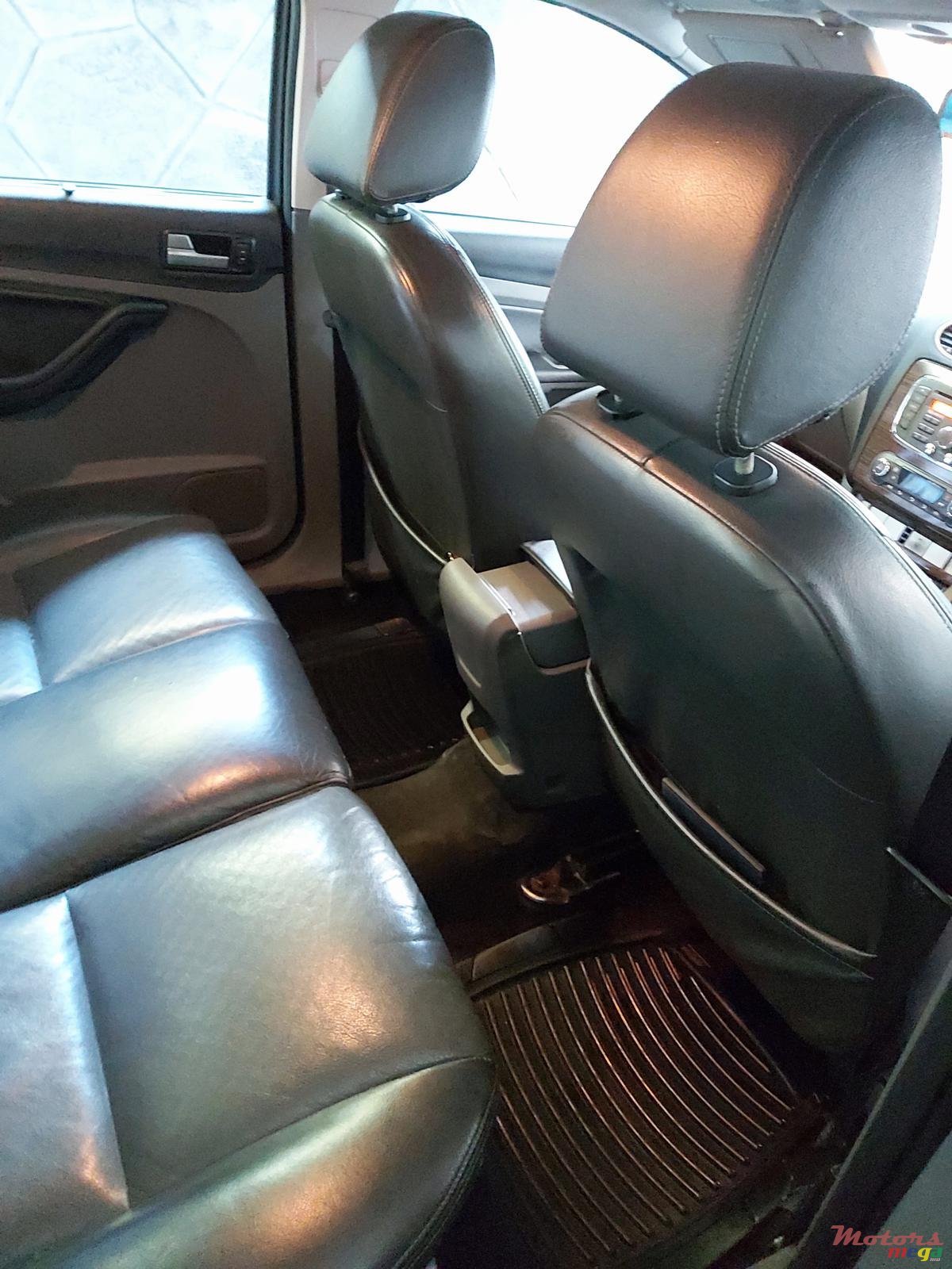 2010' Ford Focus photo #7