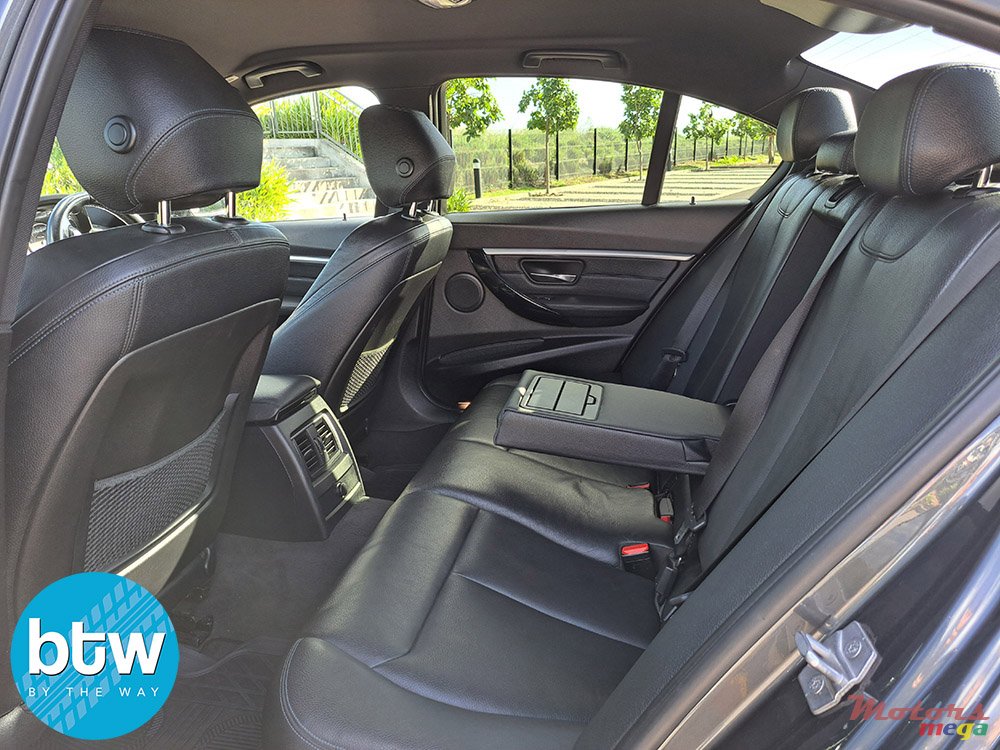 2017' BMW 330 photo #4