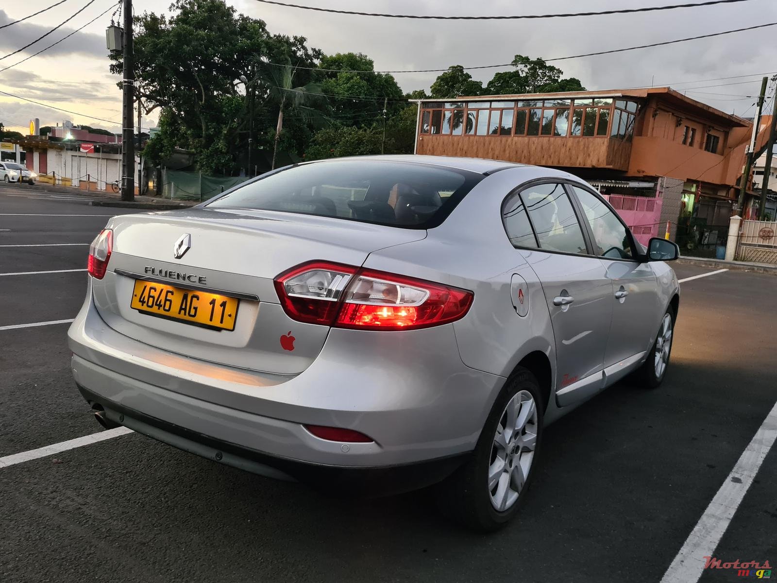 2011' Renault Fluence 1.6 photo #1