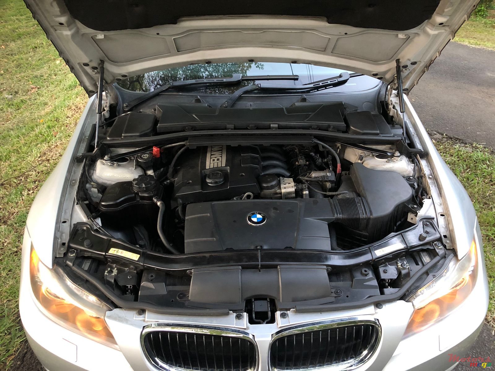 2010' BMW 320i photo #5