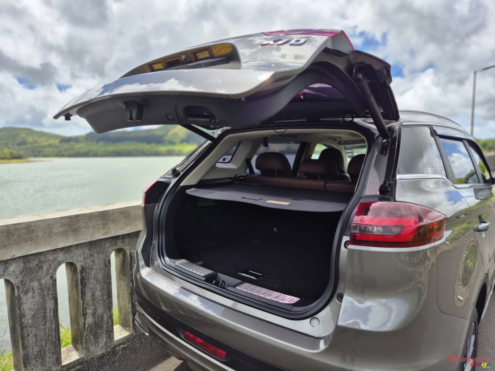 2022' Proton x70 photo #4