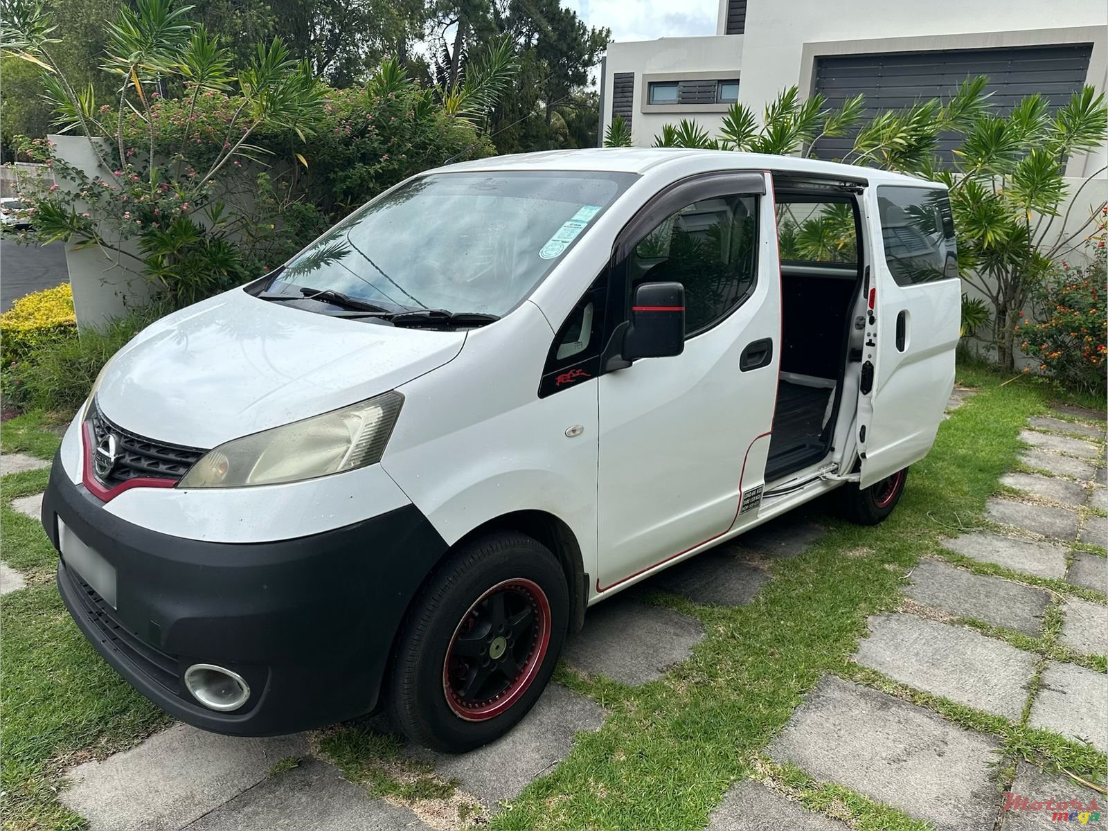 2011' Nissan NV200 photo #2