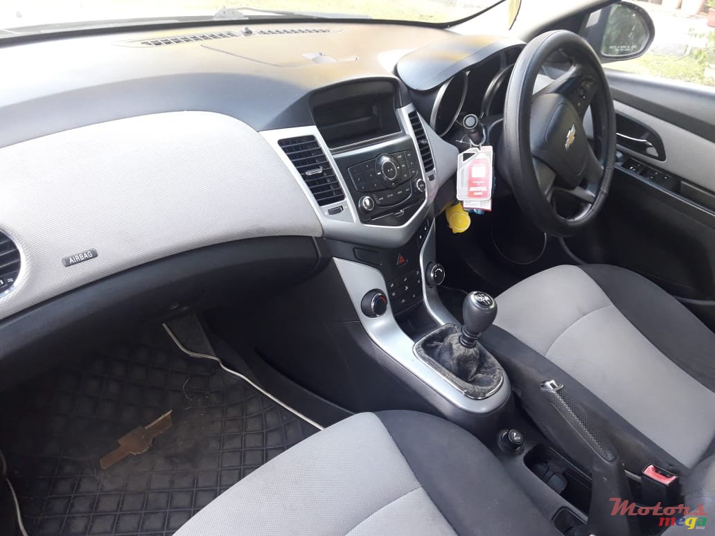 2011' Chevrolet Cruze photo #1