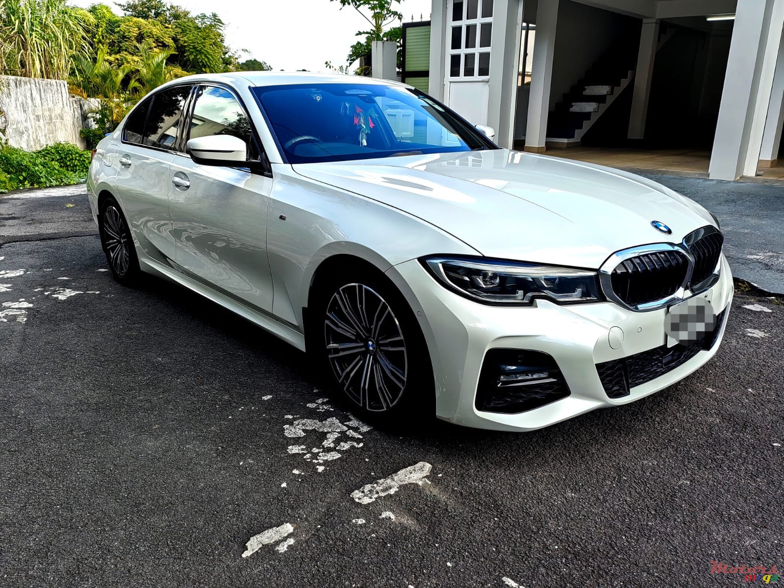 2021' BMW 330 photo #1