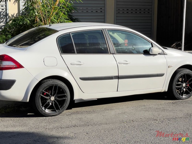 2006' Renault Megane II 1.4L photo #2