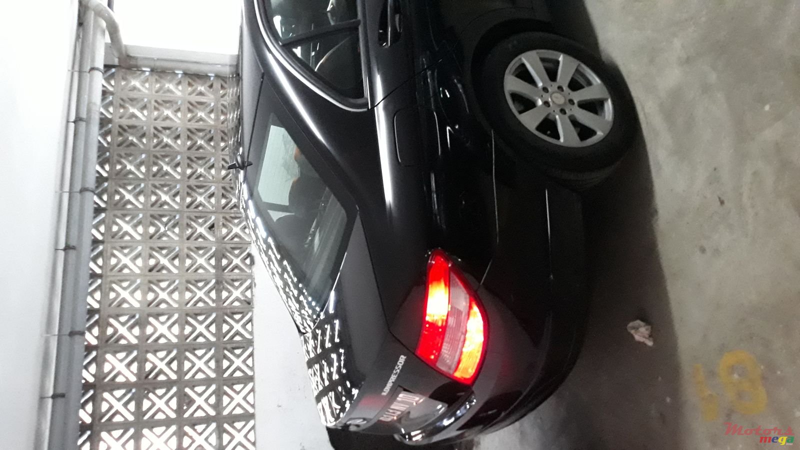 2010' Mercedes-Benz C-Class C180 photo #3