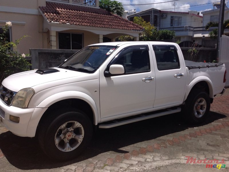 2004' Isuzu D-Max photo #1