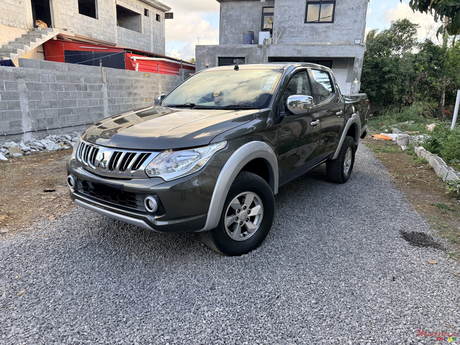 2015' Mitsubishi L200 photo #1