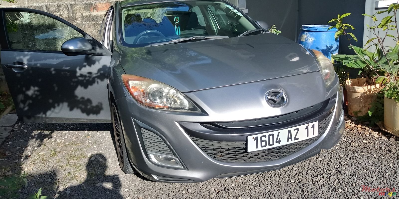 2011' Mazda Axela photo #2