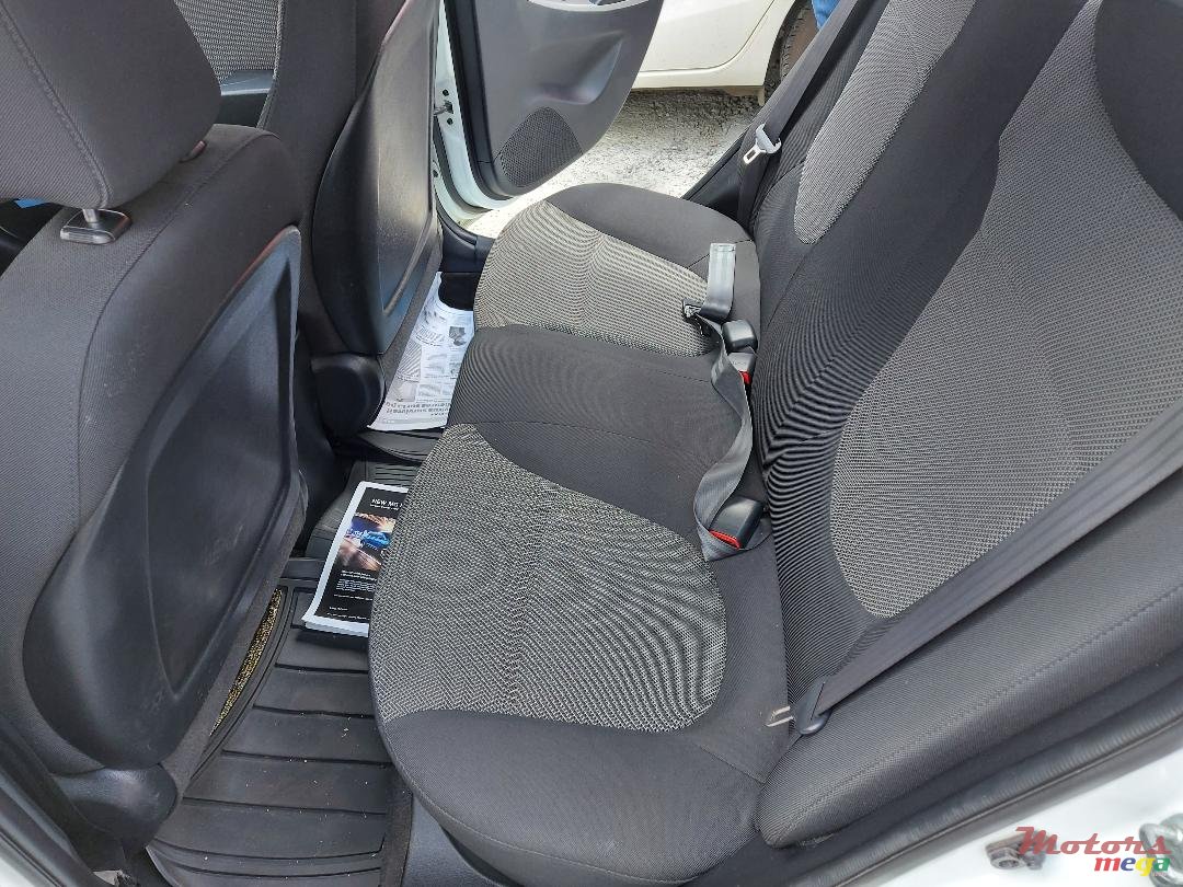 2015' Hyundai Accent photo #5