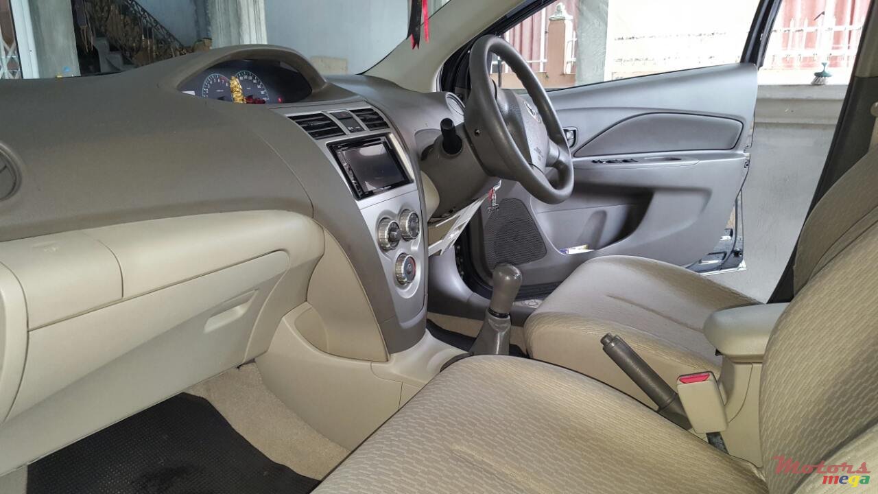 2013' Toyota Yaris photo #3