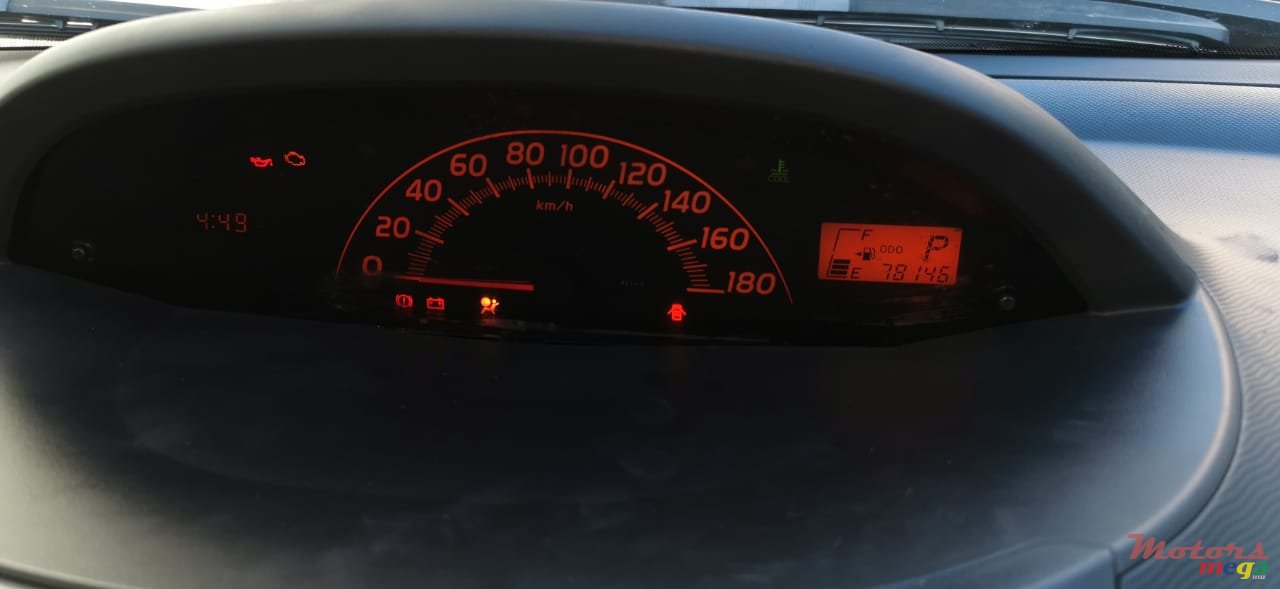 2009' Toyota Vitz photo #1