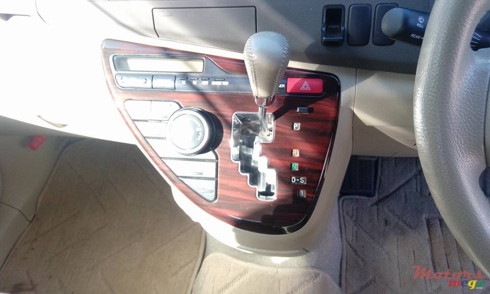 2014' Toyota Isis photo #5