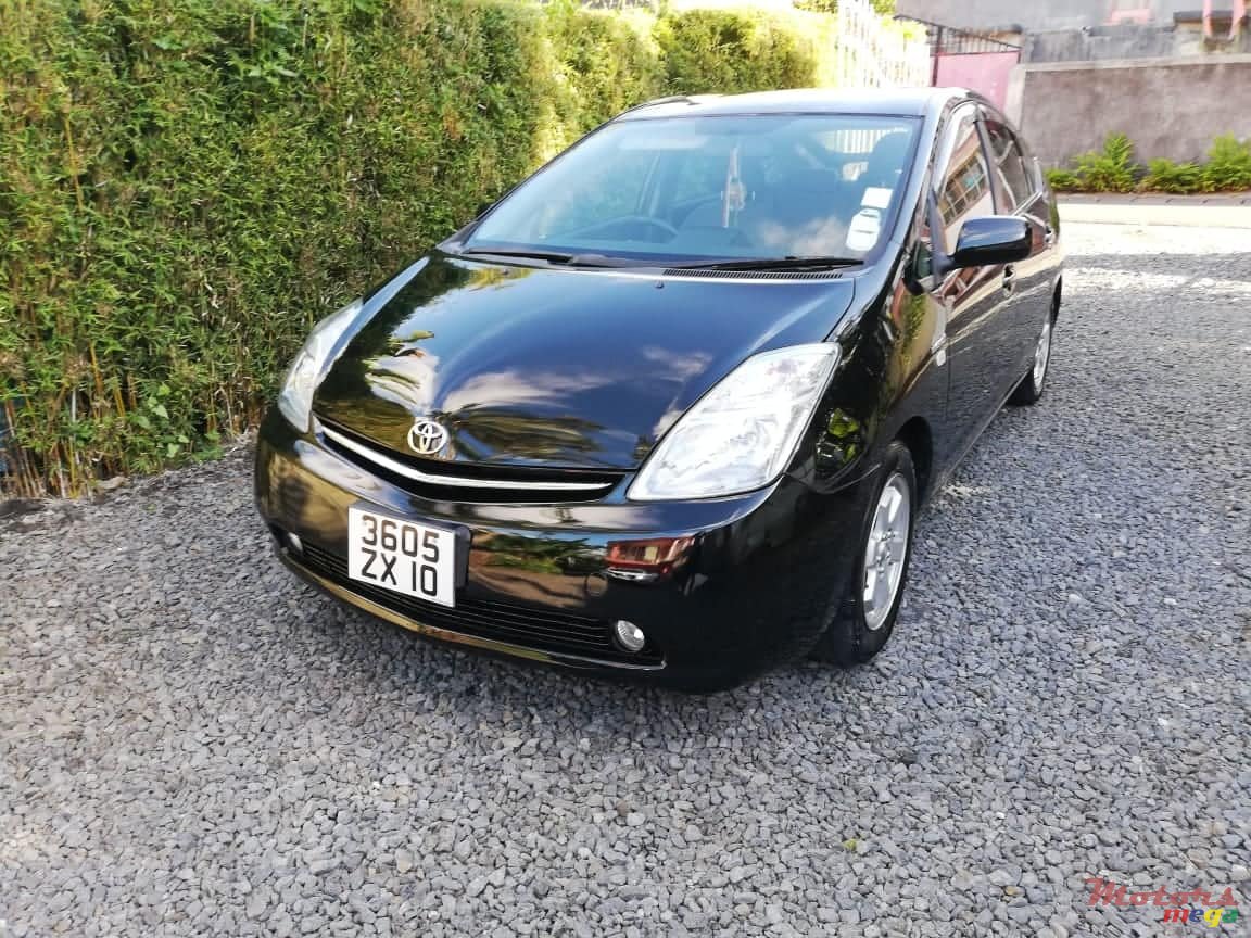 2010' Toyota Prius photo #1