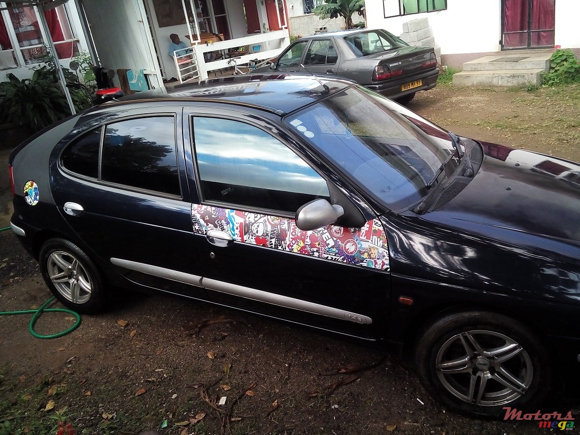 2001' Renault Megane photo #2