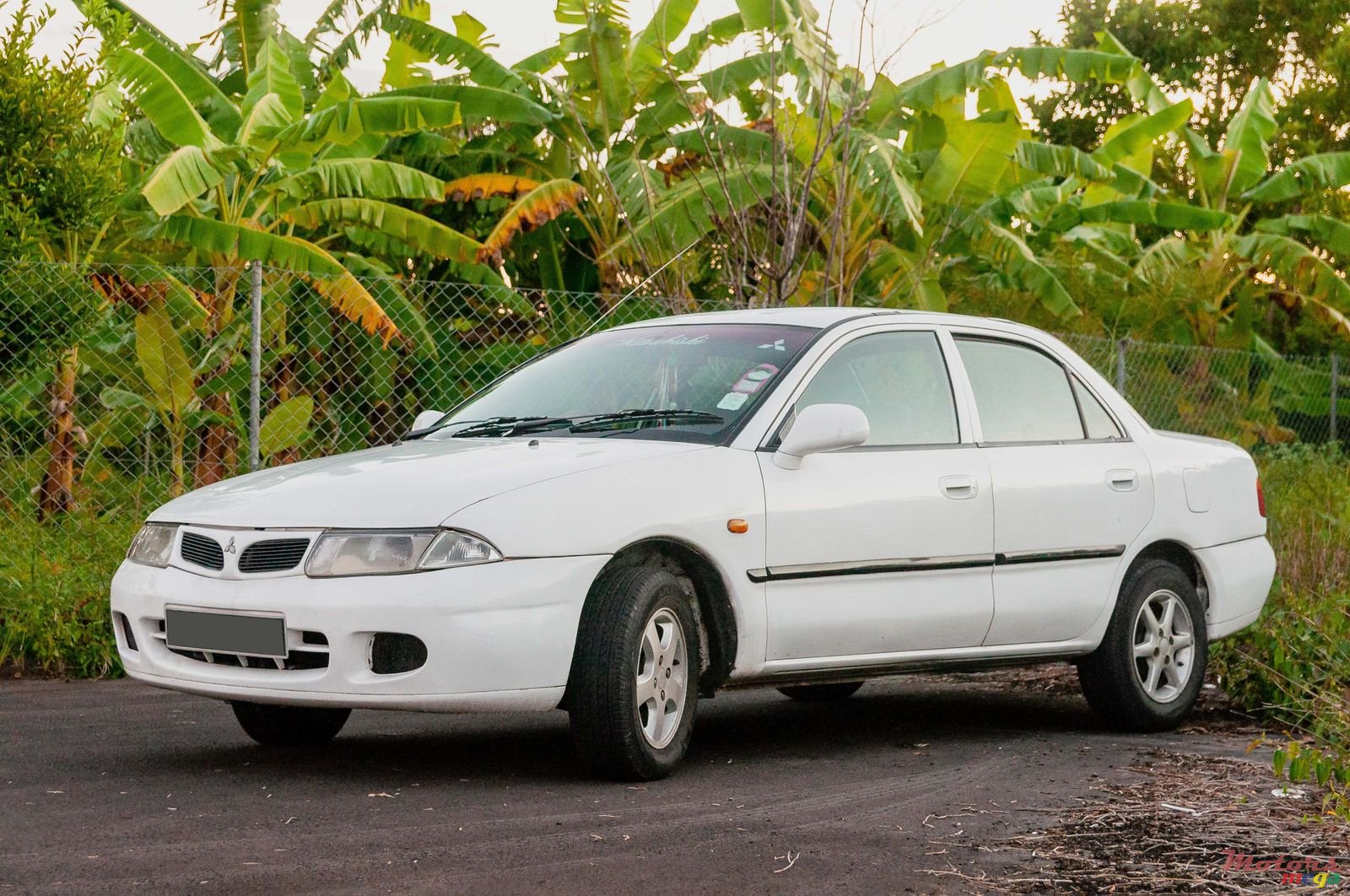 1999' Mitsubishi Carisma photo #2