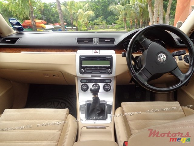 2009' Volkswagen Passat photo #4