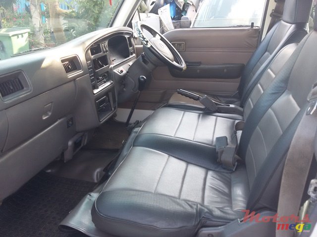 2000' Nissan Urvan photo #3