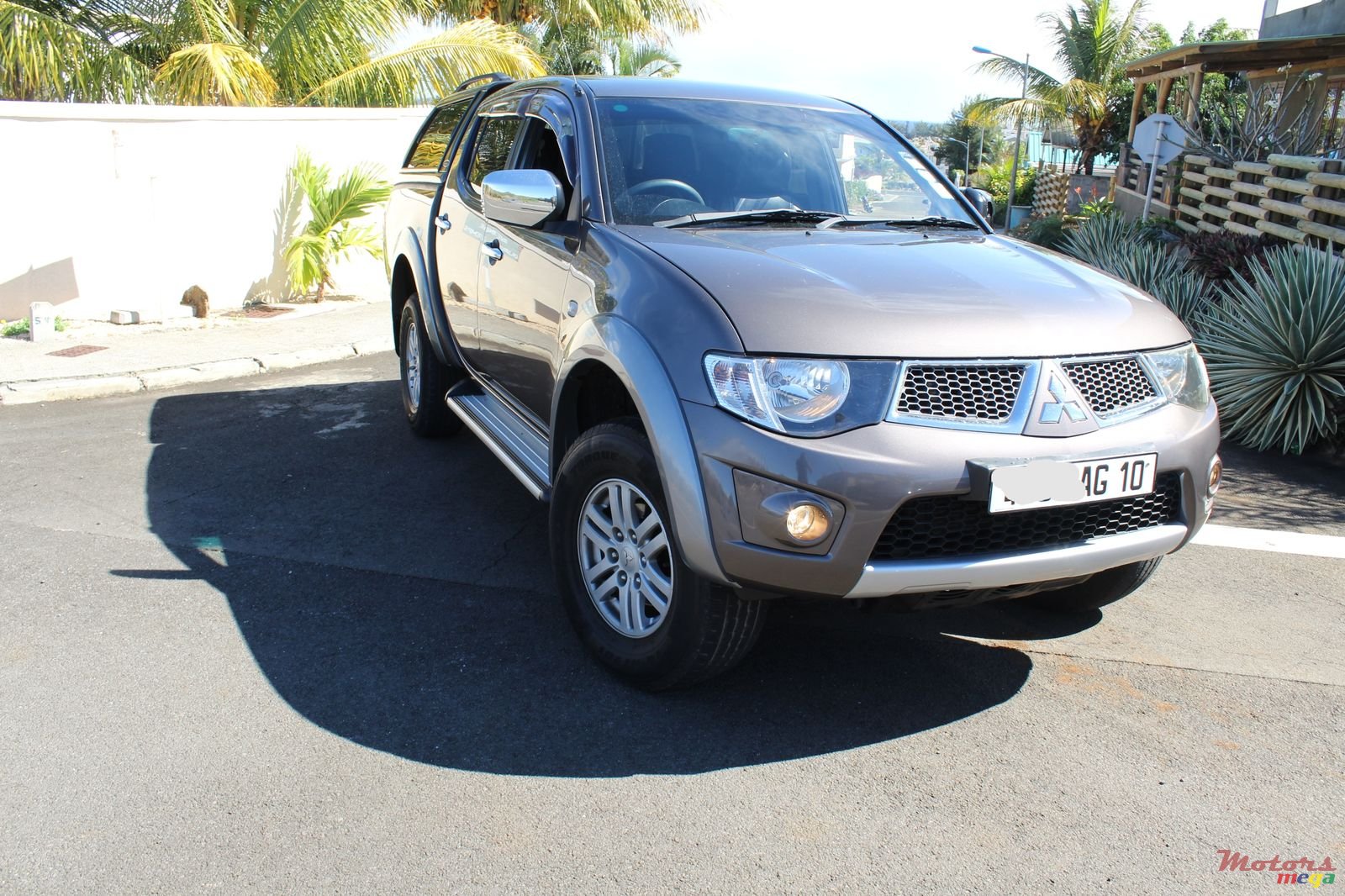 2010' Mitsubishi L 200 photo #1