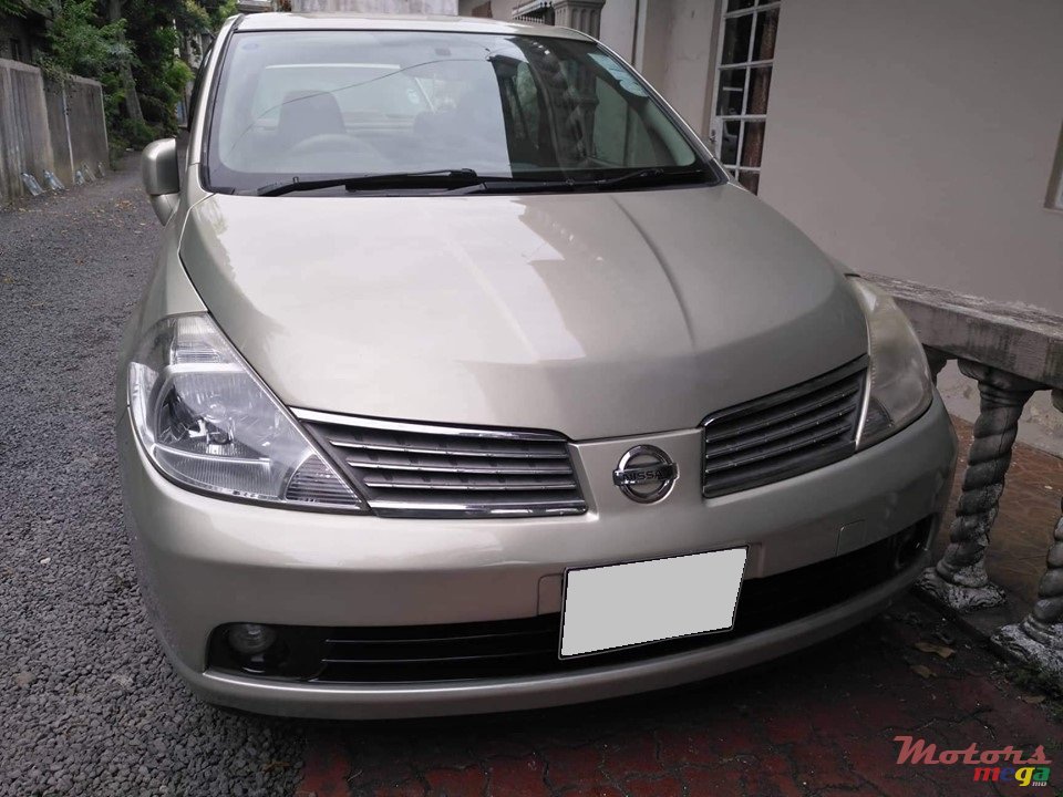 2005' Nissan Tiida photo #1