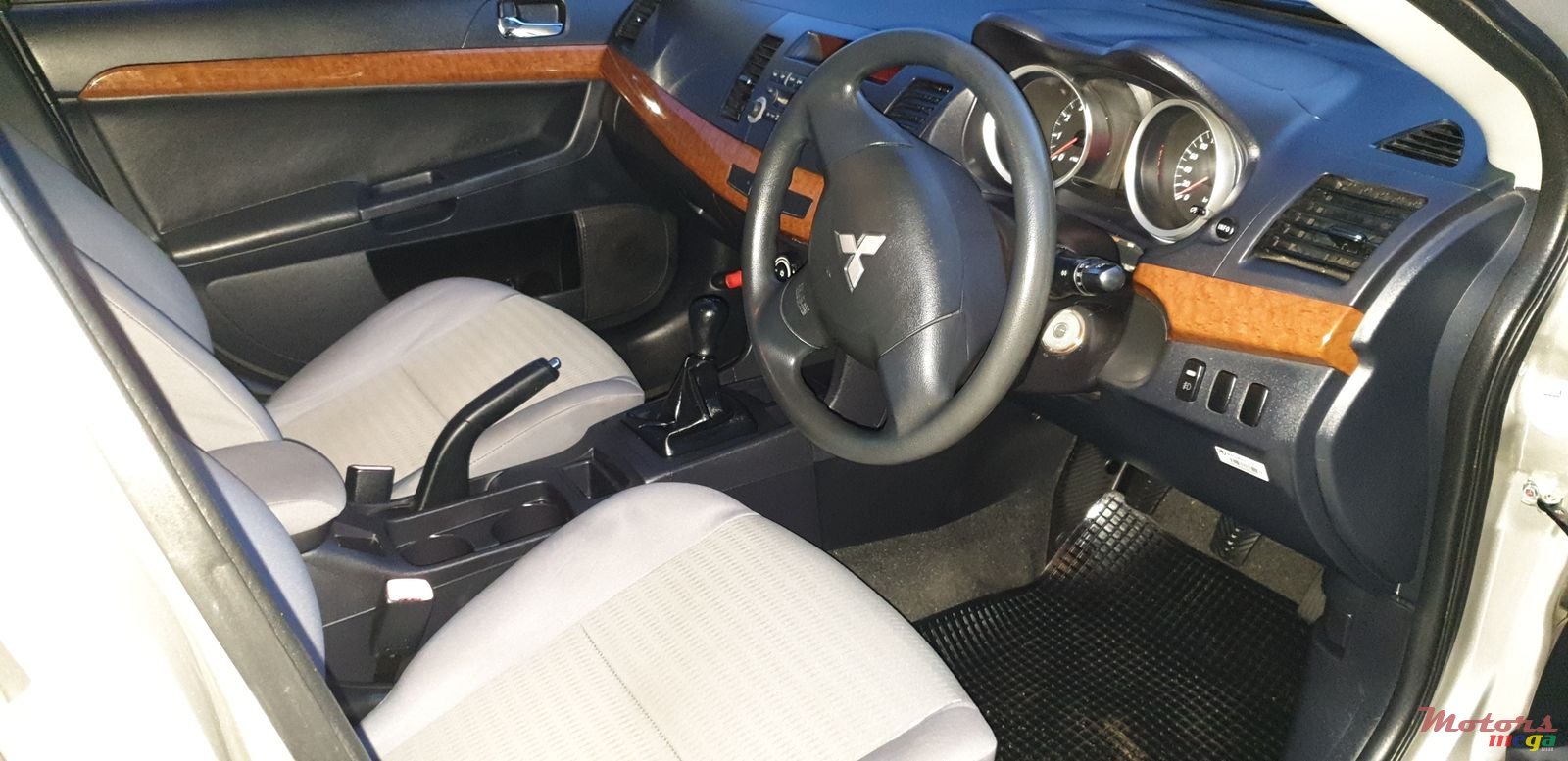 2012' Mitsubishi Lancer Ex photo #4