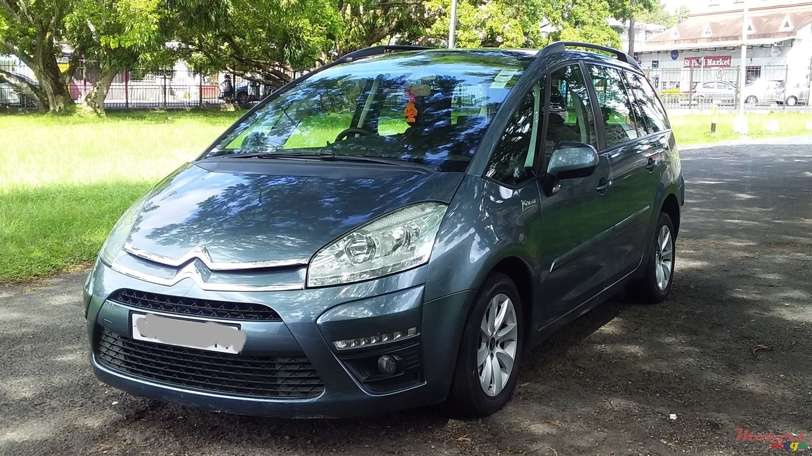 2011' Citroen C4 Picasso photo #2