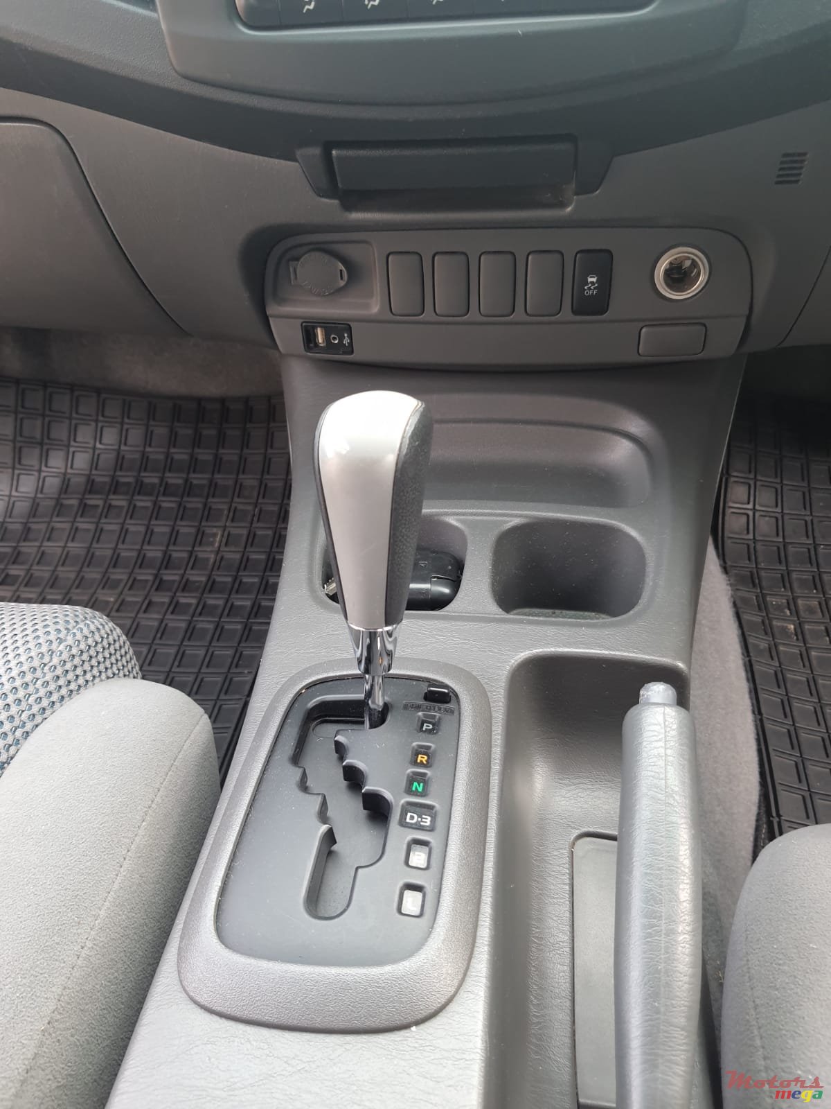 2013' Toyota Hilux photo #2