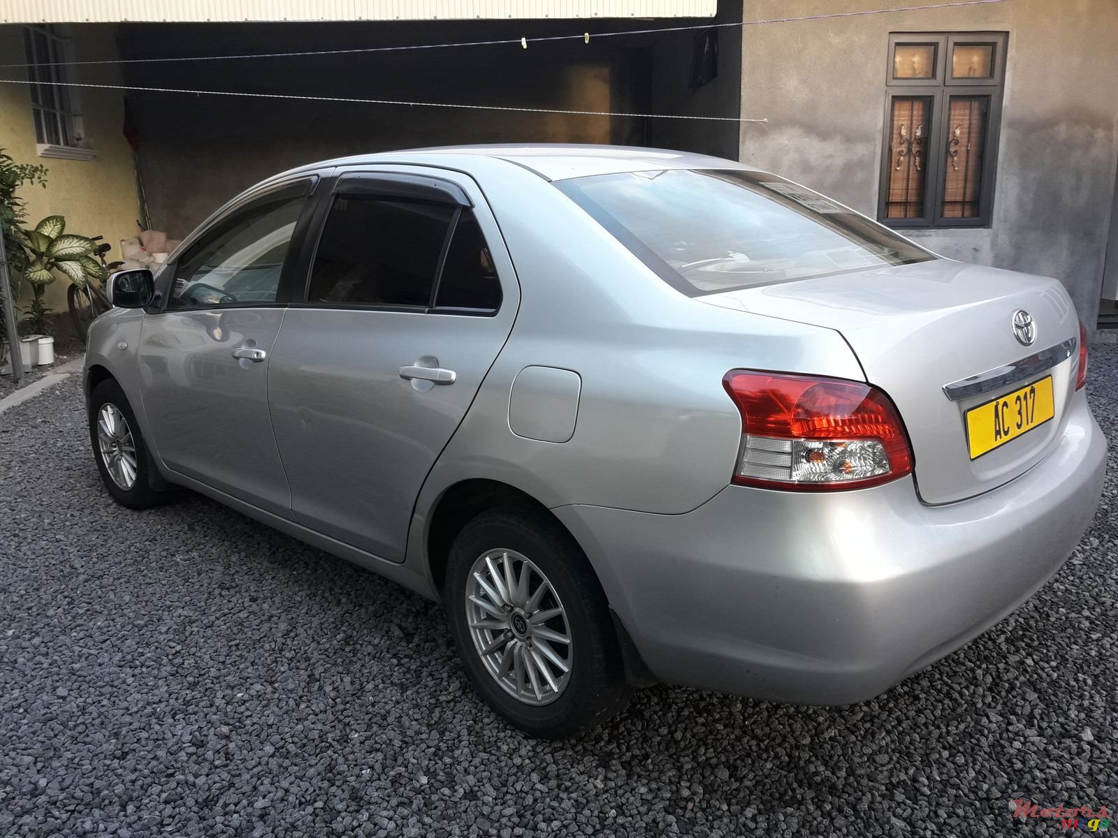 2006' Toyota Belta photo #1