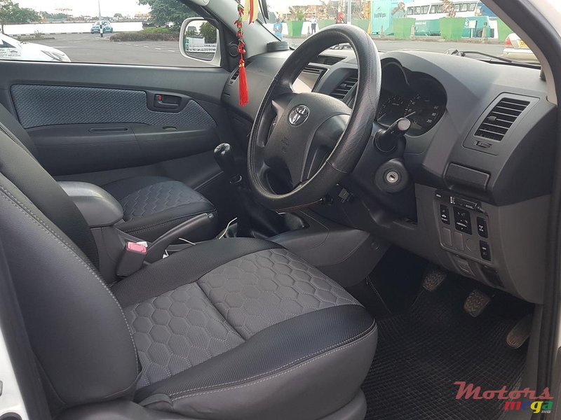 2015' Toyota Hilux 2.5 TURBO photo #4